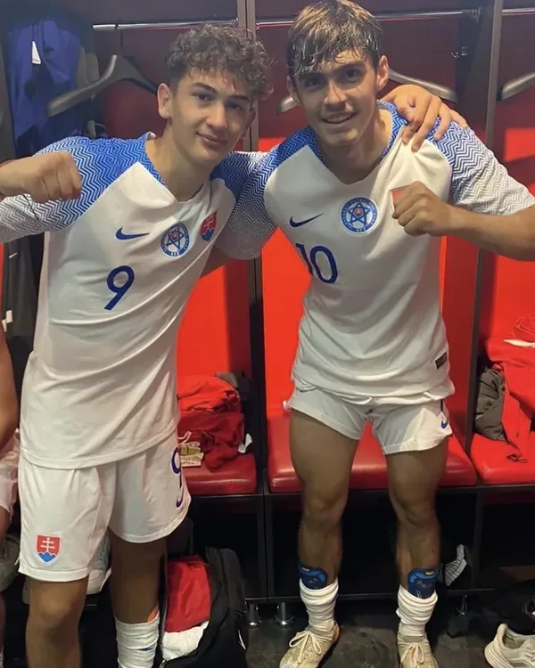 Leopold Mizerák so spoluhráčom v šatni mládežníckej reprezentácie Slovenska